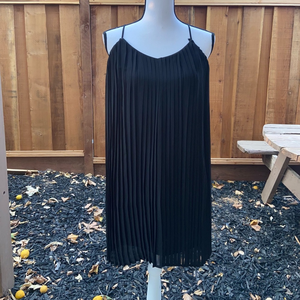 Romeo + Juliet Couture Pleaded Black Shift Dress